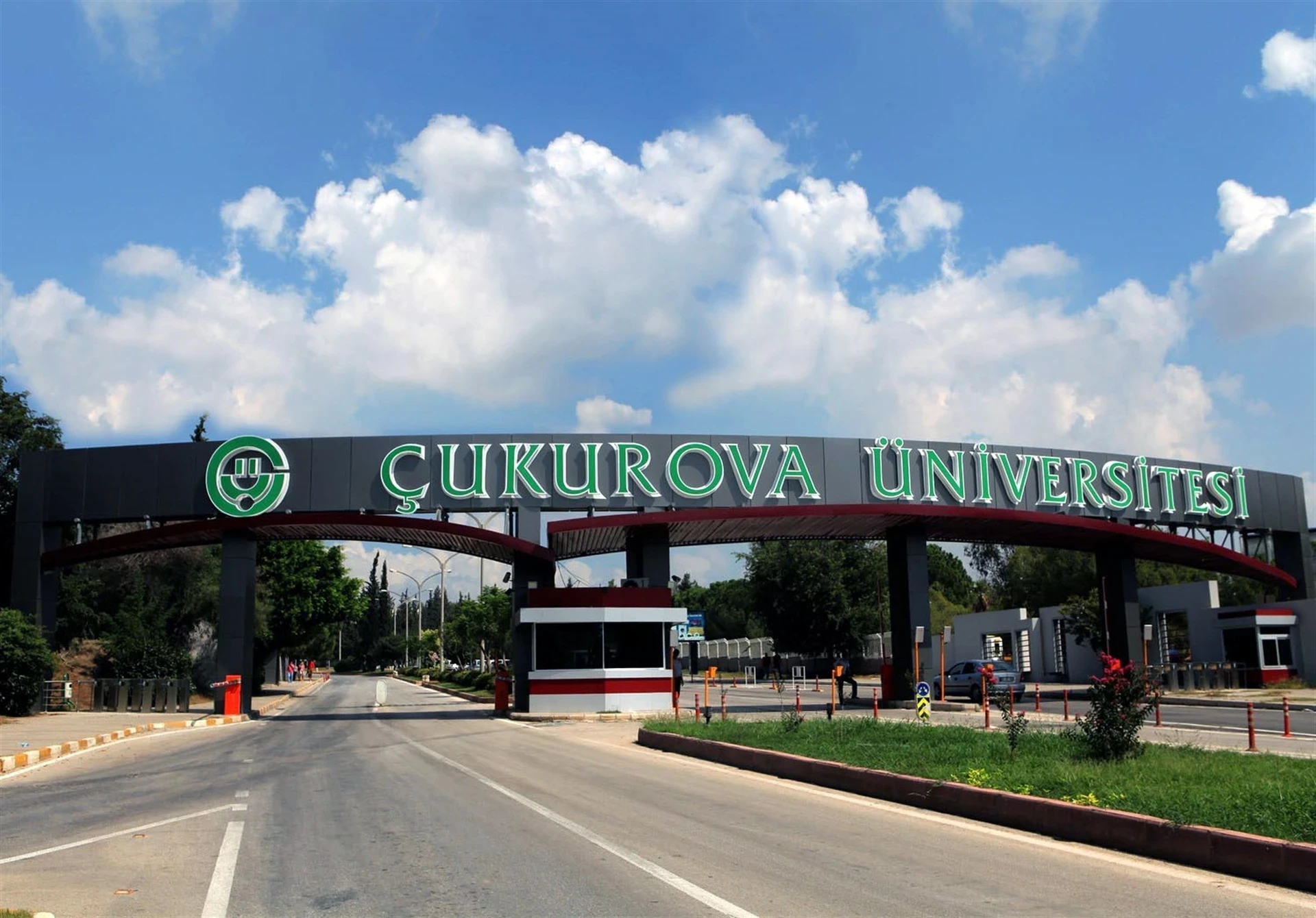 Çukurova Üniversitesi giriş kapısı